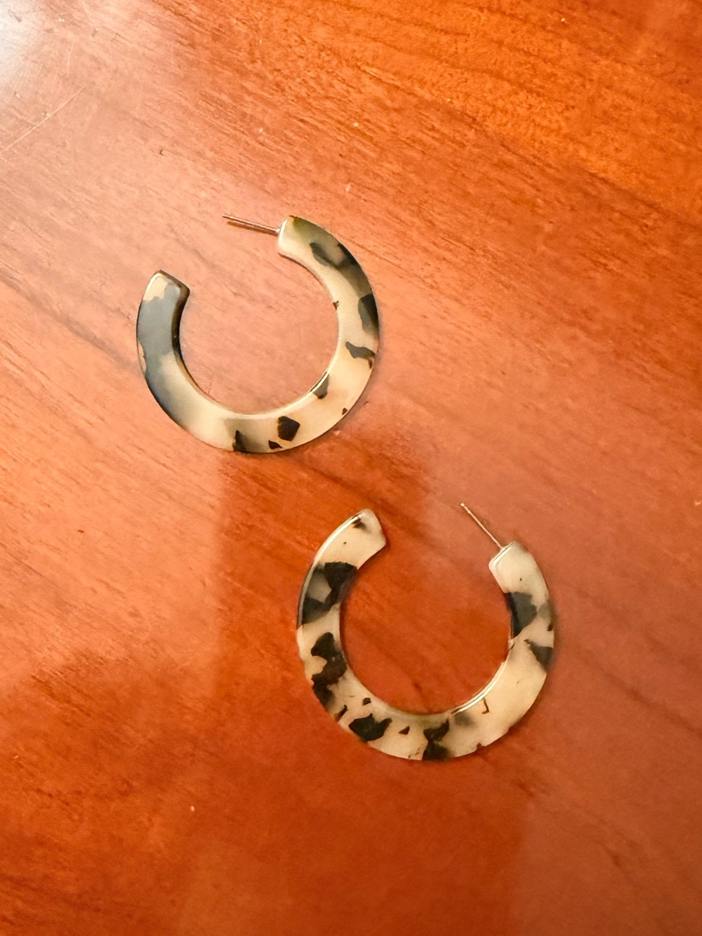 Tortoiseshell Resin Hoop Earrings - Cream & Black